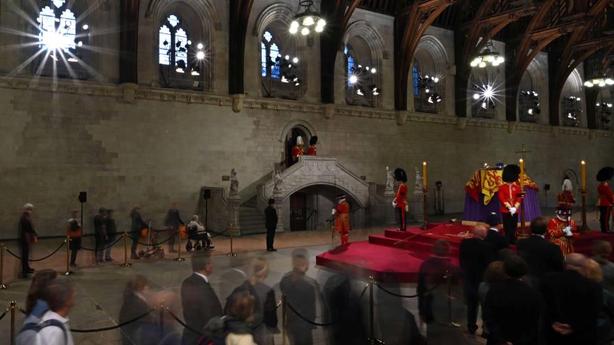 Cortejo fúnebre de Isabel II llega al Parlamento británico