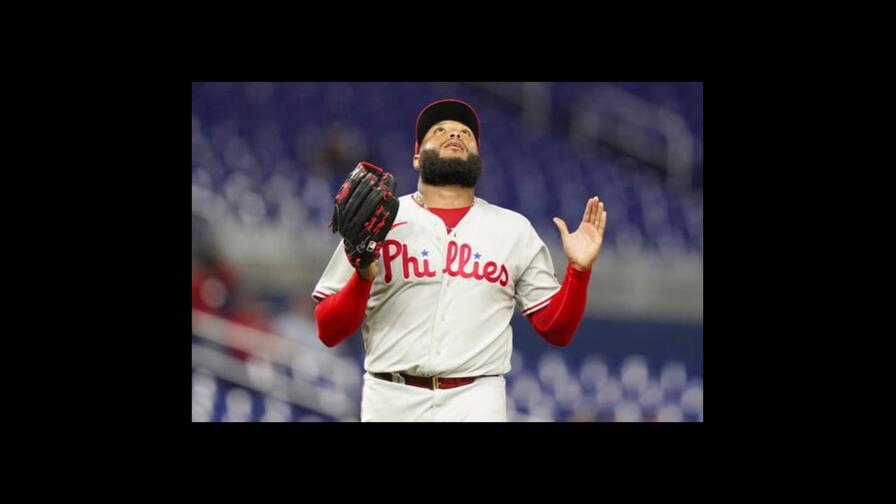 Sandy Alcántara vuelve a lanzar bien, pero pierde antee los Filis