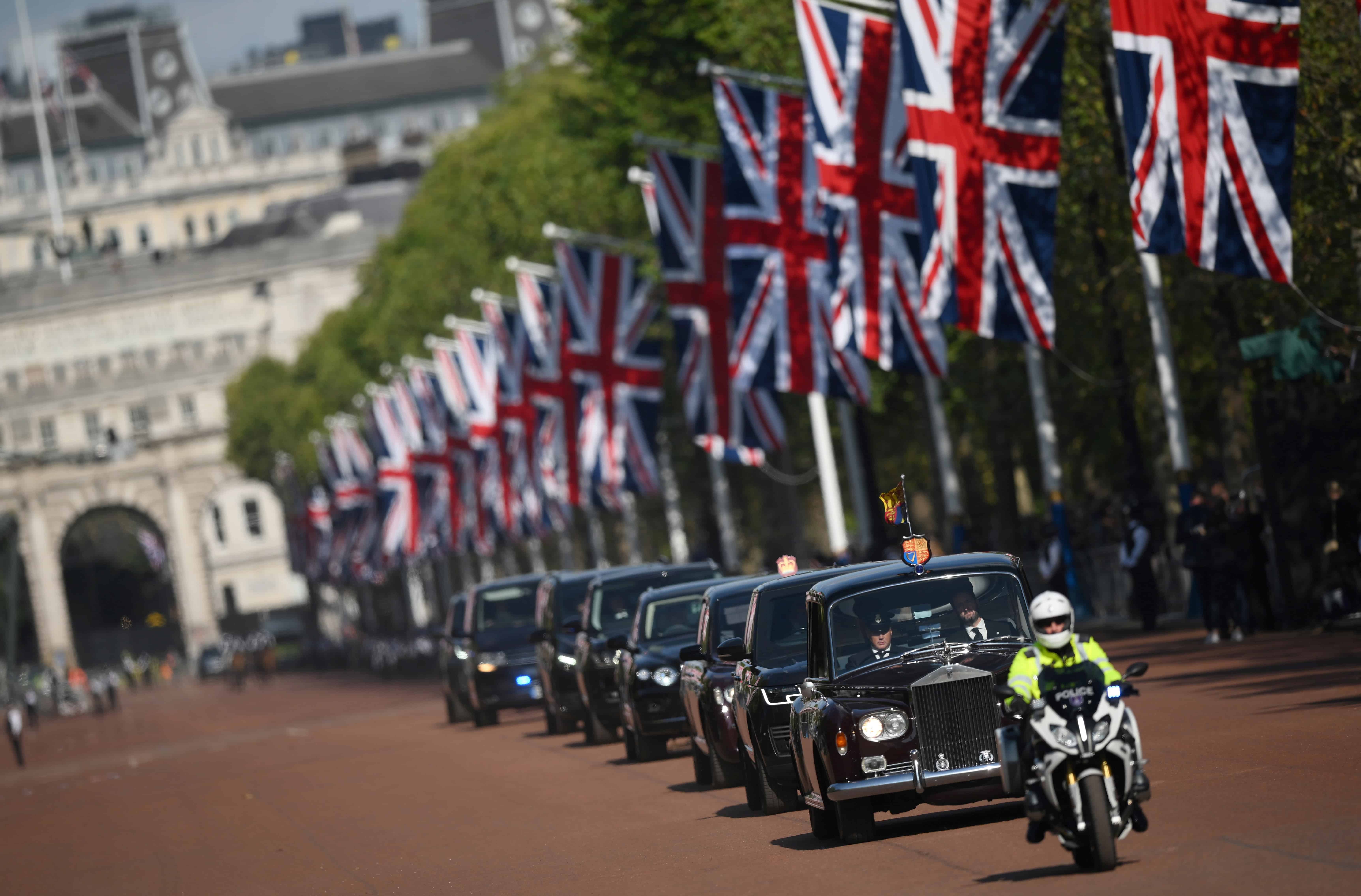 El rey Carlos III de Gran Bretaña y Camilla, la reina consorte, regresan en automóvil al Palacio de Buckingham después de asistir a un servicio para la recepción del ataúd de la reina Isabel II en Westminster Hall, en el Palacio de Westminster en Londres