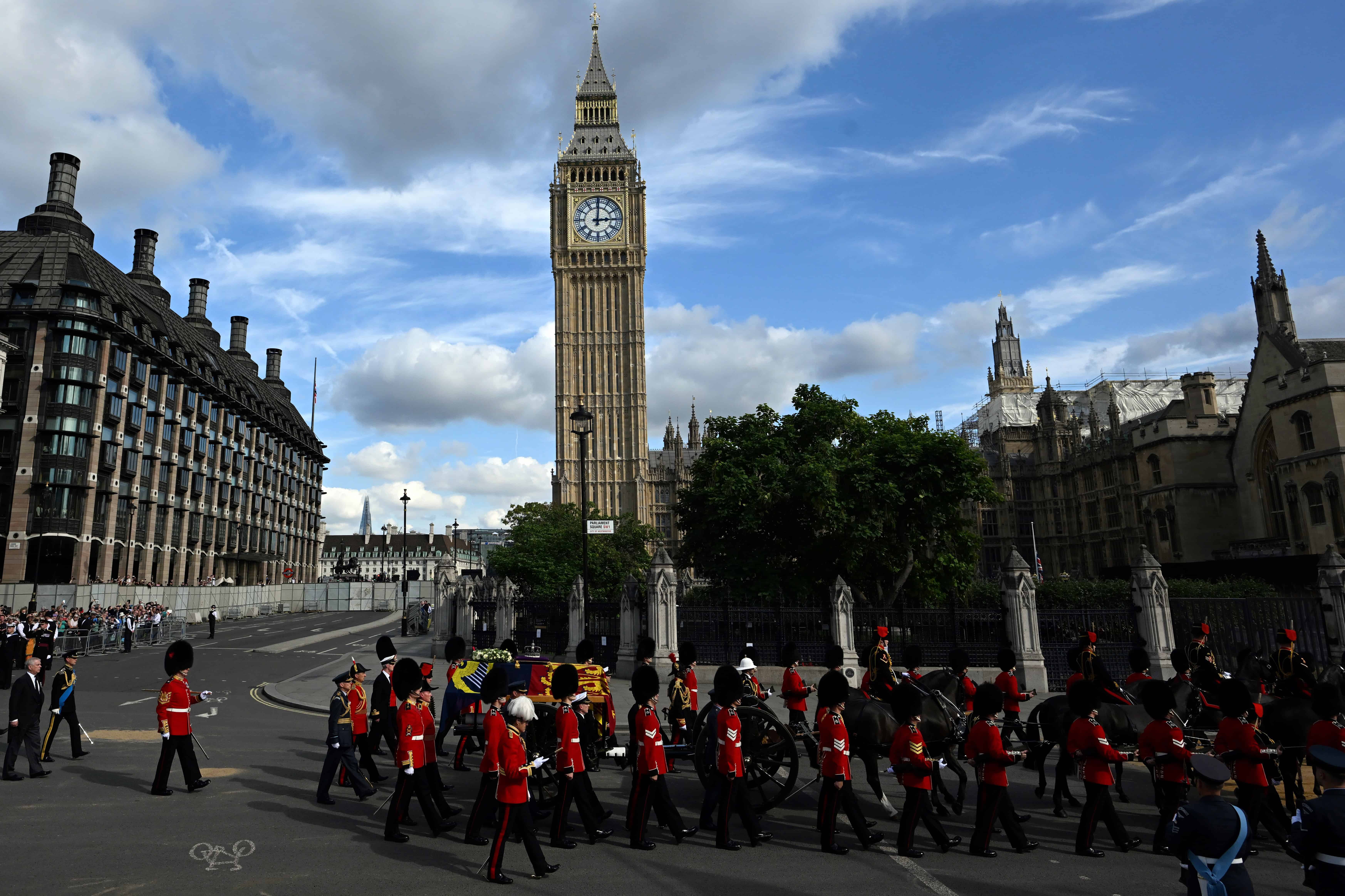 El ataúd de la reina Isabel II, adornado con un estandarte real y la corona del estado imperial y tirado por un carruaje de artillería a caballo real de la tropa del rey, llega al Palacio de Westminster, luego de una procesión desde el Palacio de Buckingham, en Londres, el miércoles 14 de septiembre de 2022.