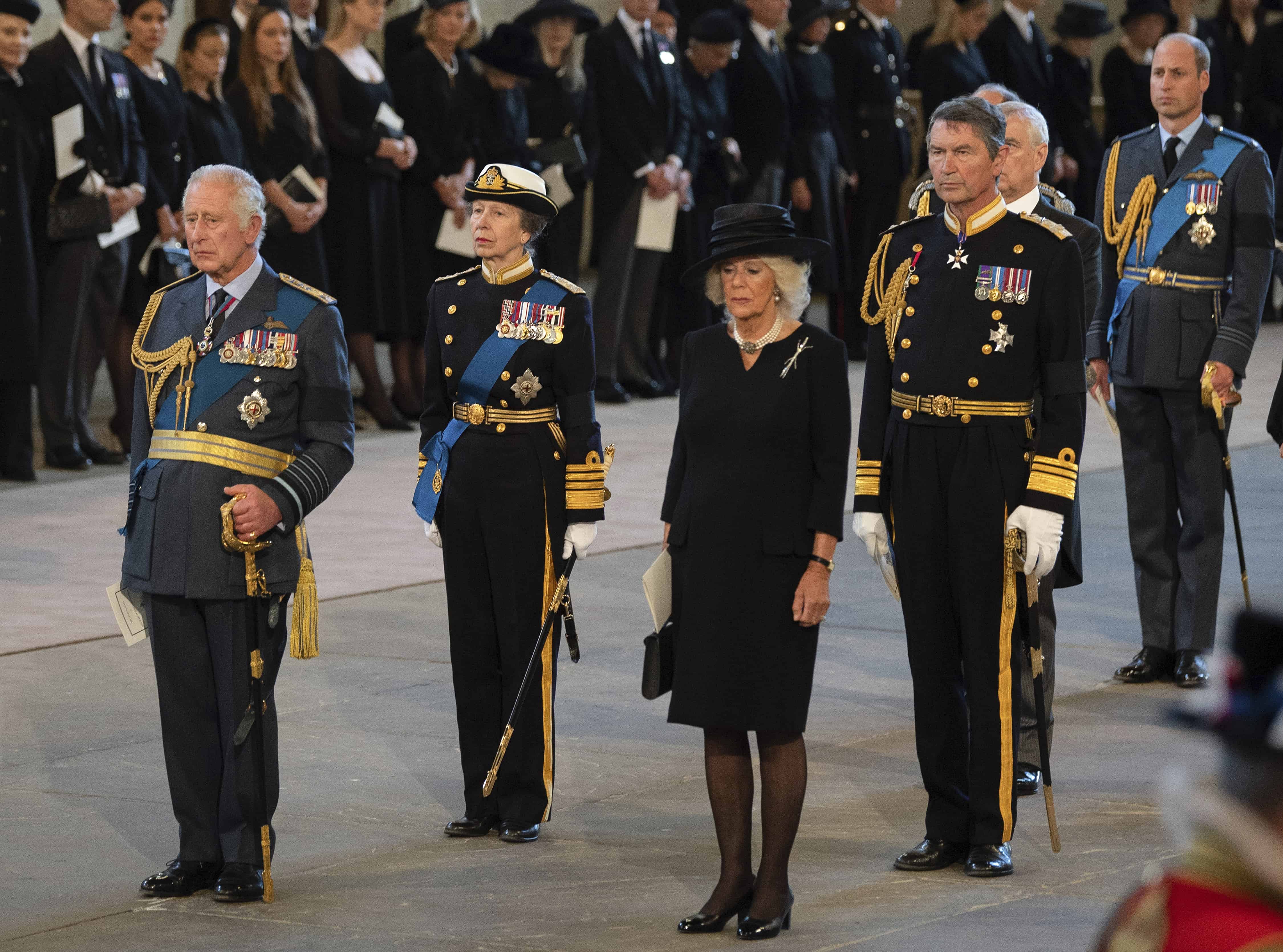 El rey Carlos III de Gran Bretaña, la princesa Ana, Camila, la reina consorte, Tim Laurence, el príncipe Eduardo y el príncipe Guillermo presentan sus respetos a la reina Isabel II en el Westminster Hall