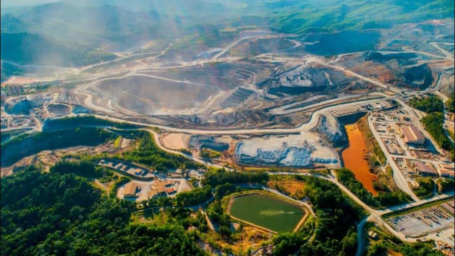 Abinader autoriza presa de colas para Barrick, con condiciones