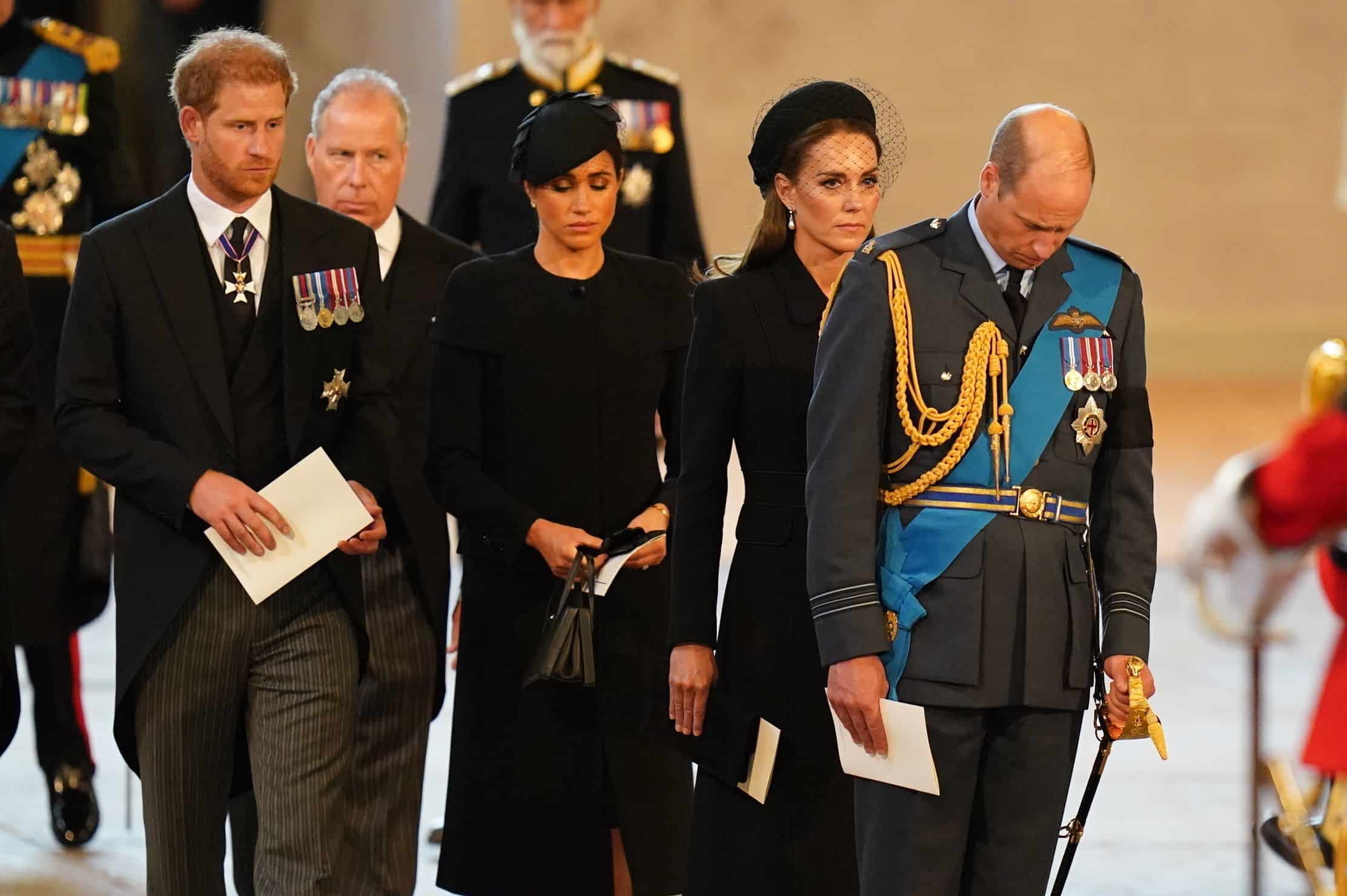De izquierda a derecha, el príncipe Harry, el conde de Snowdon, Meghan, la duquesa de Sussex, Kate, la princesa de Gales y el príncipe Guillermo siguen al grupo de portadores que llevan el ataúd de la reina Isabel II al Westminster Hall, Londres, el miércoles 2 de septiembre de 2019.