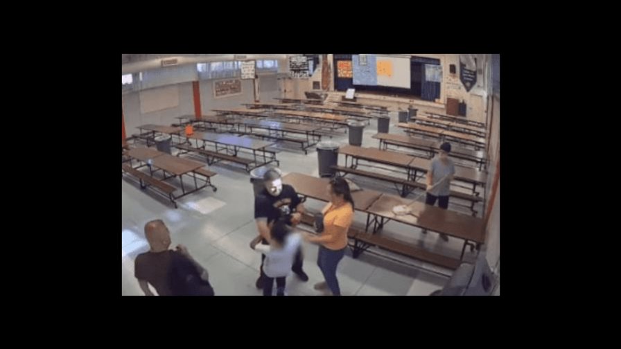 Video muestra a director de una escuela en California empujando a estudiante con autismo