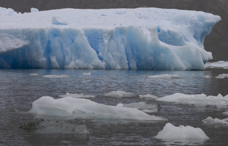 Altas temperaturas causan espectacular desprendimiento de un glaciar en Chile