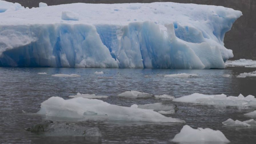 Altas temperaturas causan espectacular desprendimiento de un glaciar en Chile