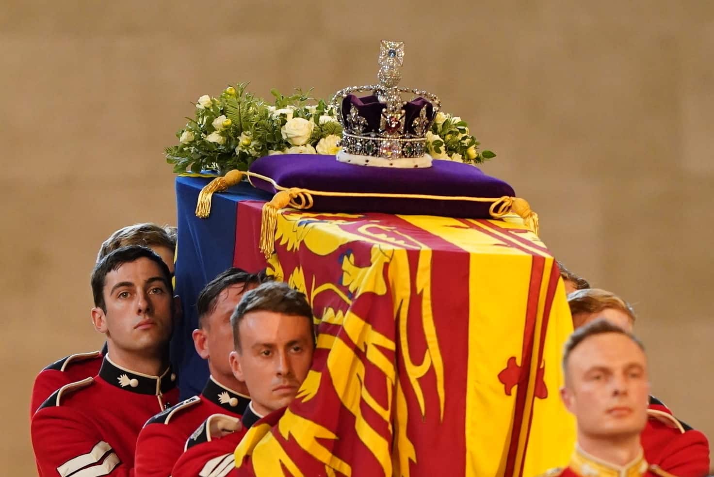 El portador lleva el ataúd de la reina Isabel II a Westminster Hall, Londres, el miércoles 2 de septiembre de 2019.