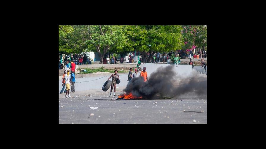 Haití: Puerto Príncipe amanece con sus calles aún barricadas