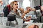 Por qué nunca deberías beber café en un avión