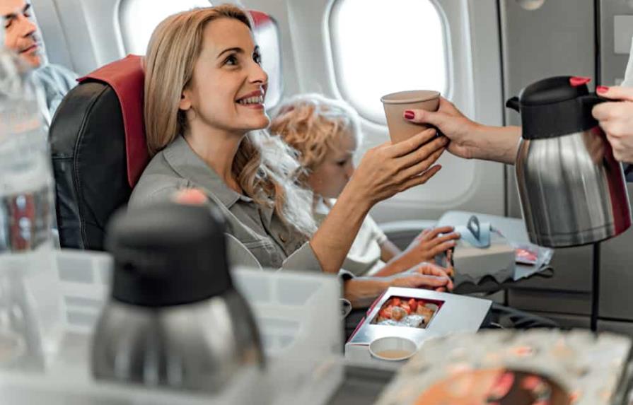 Por qué nunca deberías beber café en un avión