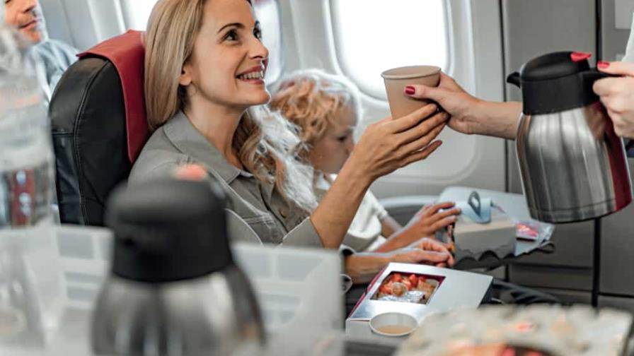 Por qué nunca deberías beber café en un avión