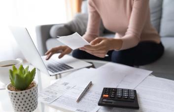 Los precios de gastos de consumo personal, claves para la Fed, subieron el 2.6 % en 2023