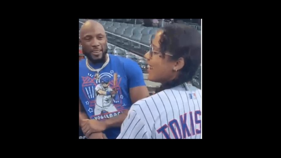 Tokischa lanza la primera bola en el juego de los Mets de Nueva York