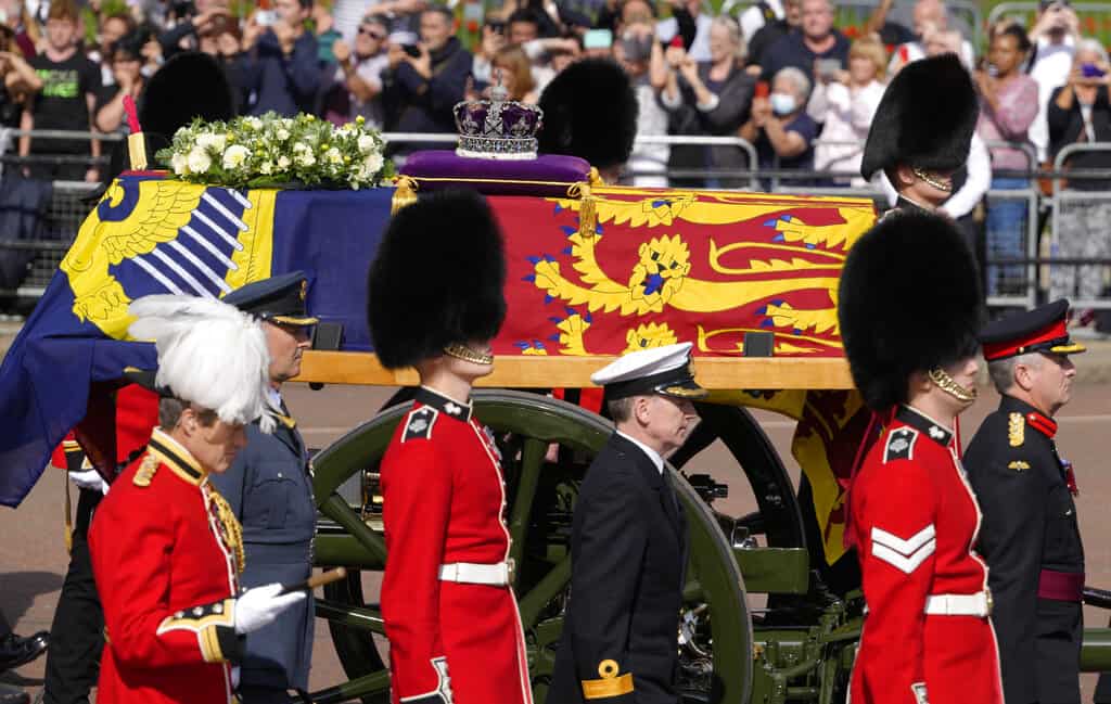 Granaderos de la Guardia flanquean el ataúd de la reina Isabel II durante una procesión desde el Palacio de Buckingham hasta el Westminster Hall en Londres el 14 de septiembre de 2022. La Reina descansará en Westminster Hall durante cuatro días completos antes de su funeral el lunes 19 de septiembre.