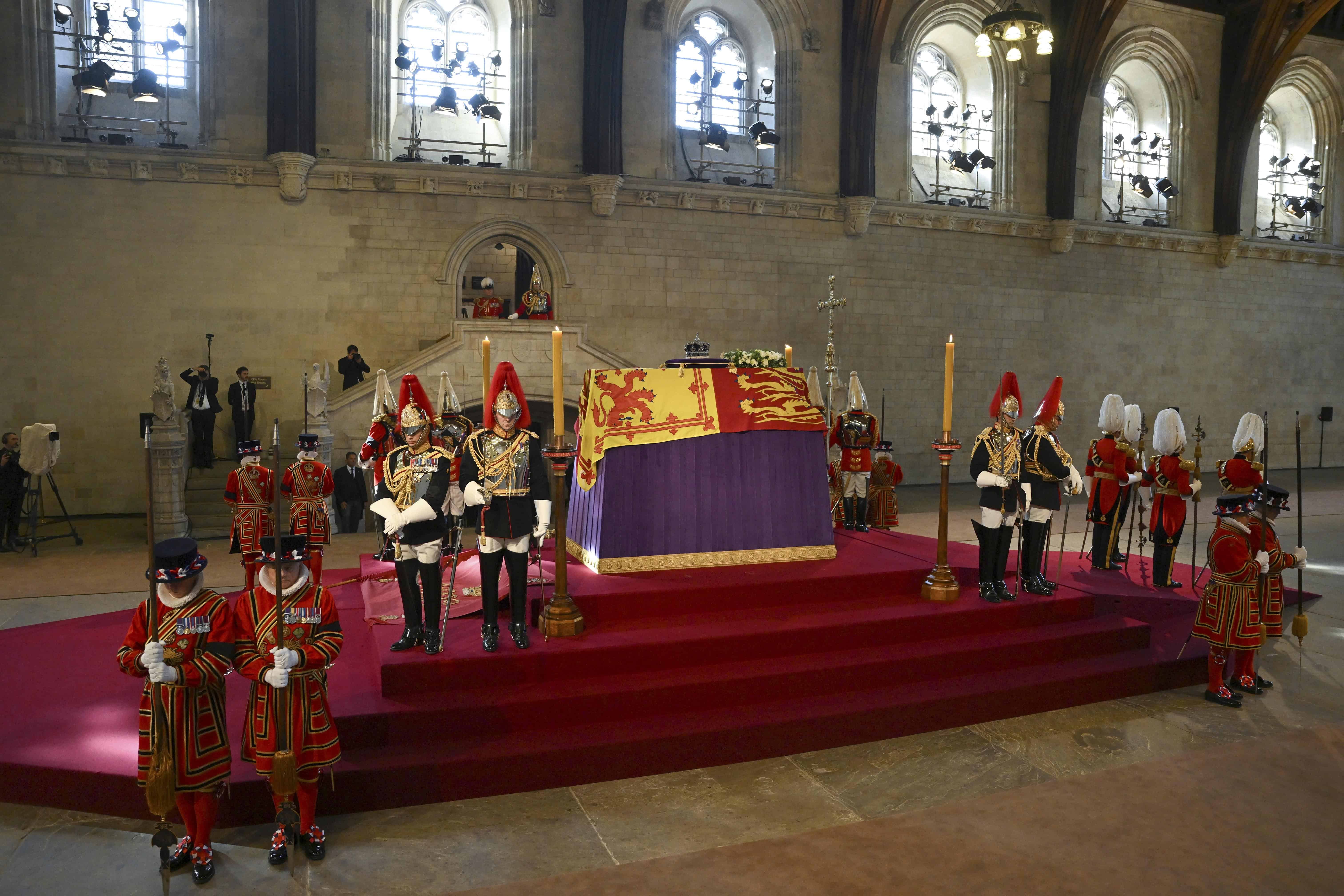 En fotos: cortejo fúnebre de la reina Isabel II llega a Westminster