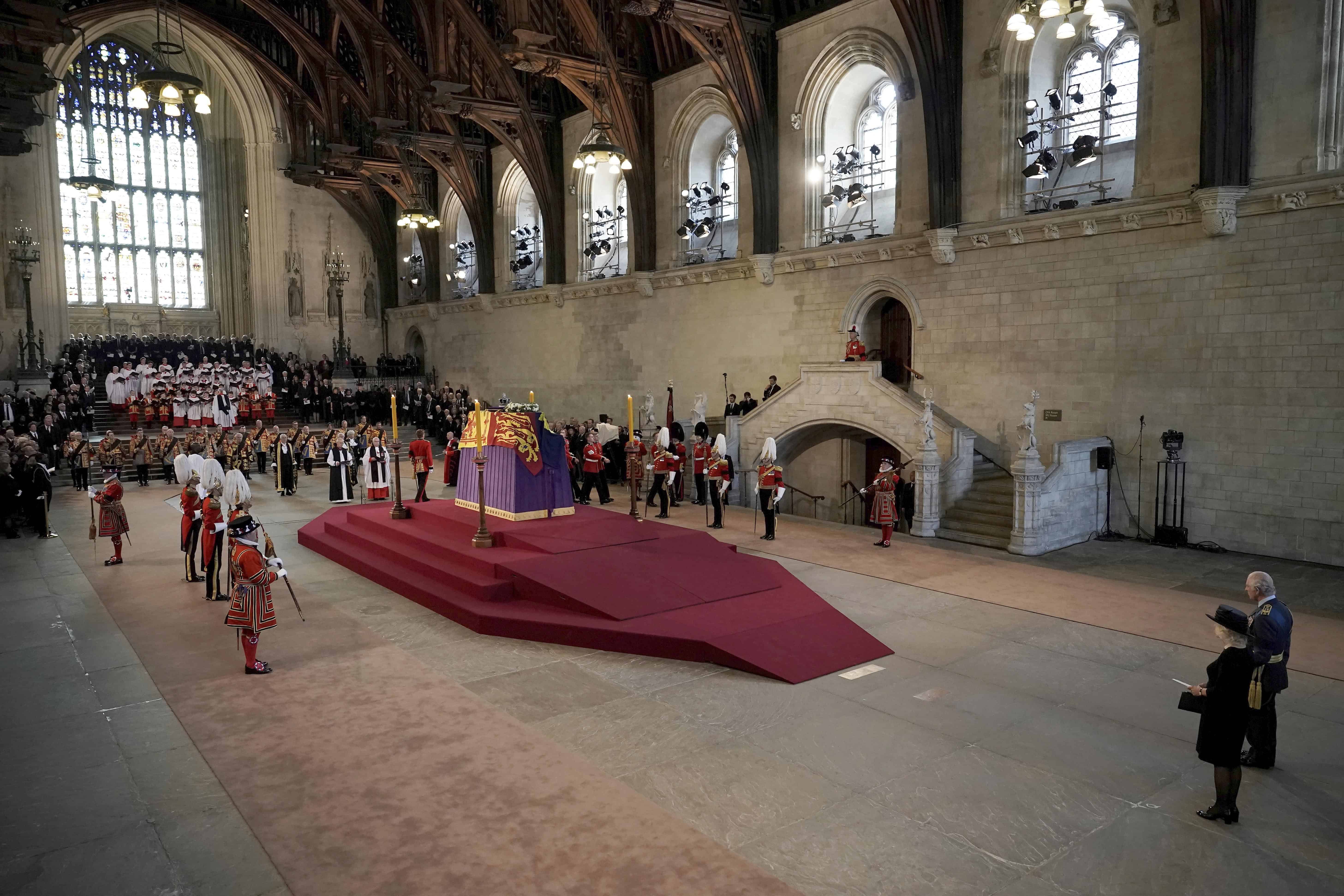 El ataúd que lleva a la reina Isabel II descansa en Westminster Hall para el funeral.
