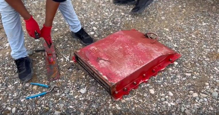 Autoridades incautan 13 paquetes de cocaína debajo de un buque en Punta Palenque
