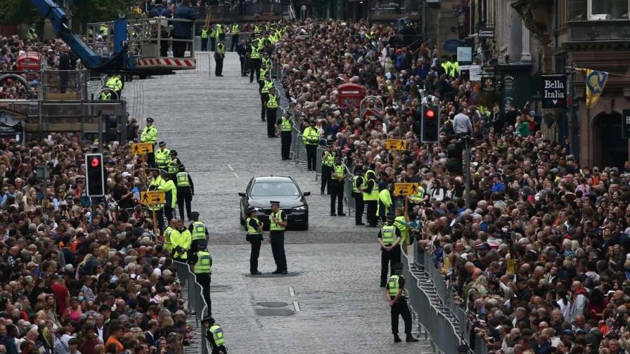 Los ciudadanos entran a rendir tributo a Isabel II en su capilla ardiente Los ciudadanos entran a rendir tributo a Isabel II en su capilla ardiente