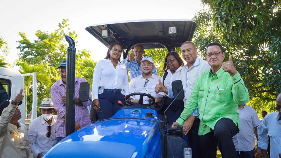 El FEDA entrega tractores a ganaderos de la provincia El Seibo