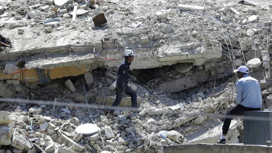 Rescatan a infante de edificio que se desplomó en Jordania
