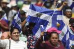 Salvadoreños celebran independencia y marchan contra Bukele