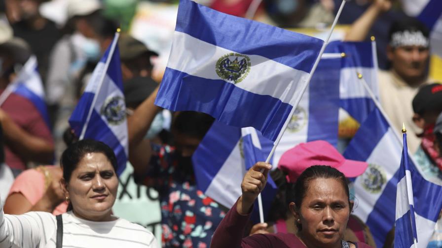 Salvadoreños celebran independencia y marchan contra Bukele