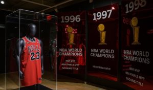 Una camiseta de Jordan es subastada por un récord de 10,1 millones de dólares
