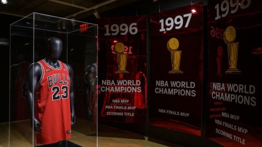 Una camiseta de Jordan es subastada por un récord de 10,1 millones de dólares