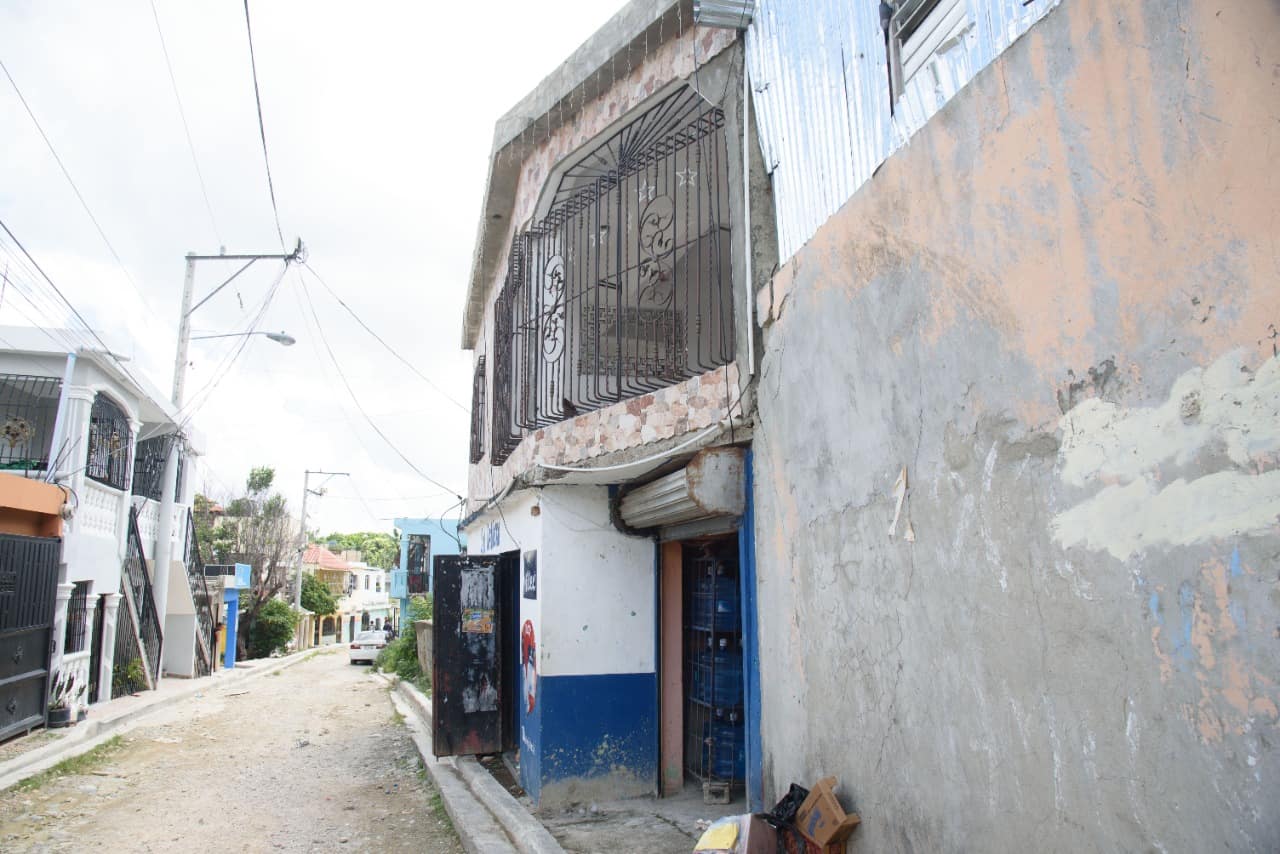 El colmado Catiuska que está a tres casa de la residencia donde vivía Josué.