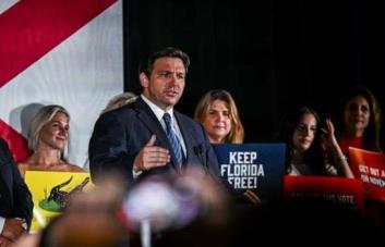 Gobernador de Florida envía dos aviones con migrantes a lujosa isla en Massachusetts