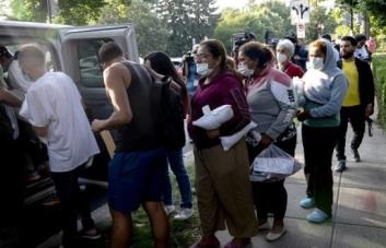 Como parte de un show político dicen sentirse migrantes llevados a residencia de Kamala Harris
