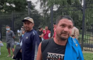 Gobernador de Texas envía dos guaguas con migrantes a la casa de Kamala Harris