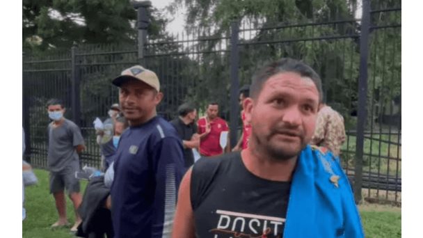 Gobernador de Texas envía dos guaguas con migrantes a la casa de Kamala Harris