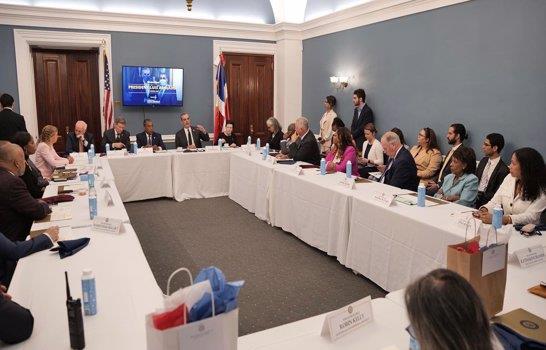Presidente Abinader trata situación de Haití en reunión con congresistas estadounidenses