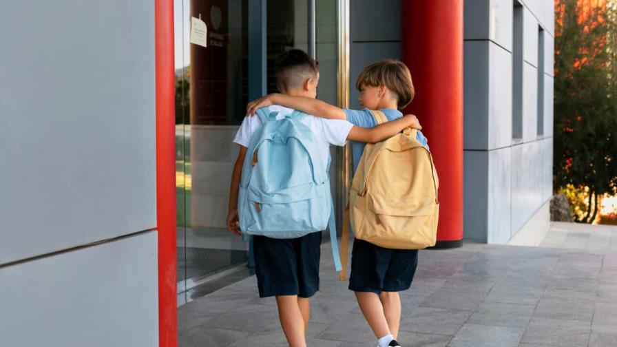 Vuelta a clases: claves para llevar la mochila y sentarse correctamente