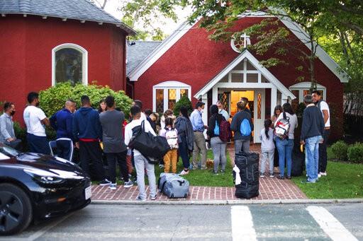 Inmigrantes trasladados a Massachusetts serán enviados a base militar