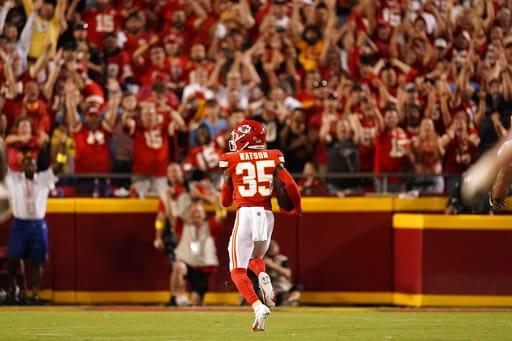 Chiefs superan a Chargers en duelo divisional temprano