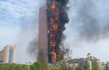 Video | Incendio arrasa un rascacielos en el sur de China