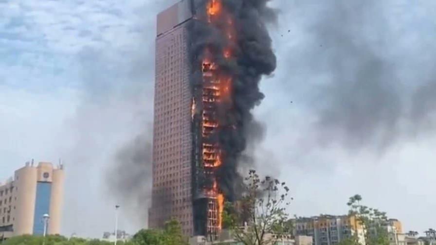 Video | Incendio arrasa un rascacielos en el sur de China