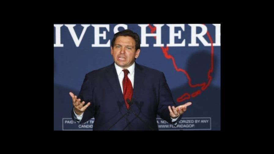 Nueva demanda contra DeSantis pide publicar datos de los vuelos de inmigrantes