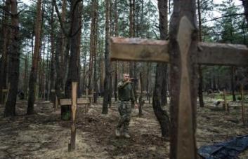 Hallazgo de tumbas en Izium mostrará “a qué ha conducido la ocupación de Rusia”, dice Zelenski