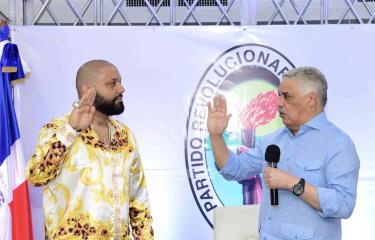 El Cata se juramenta en el PRD; buscará la diputación por Santo Domingo Oeste