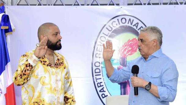 El Cata se juramenta en el PRD; buscará la diputación por Santo Domingo Oeste
