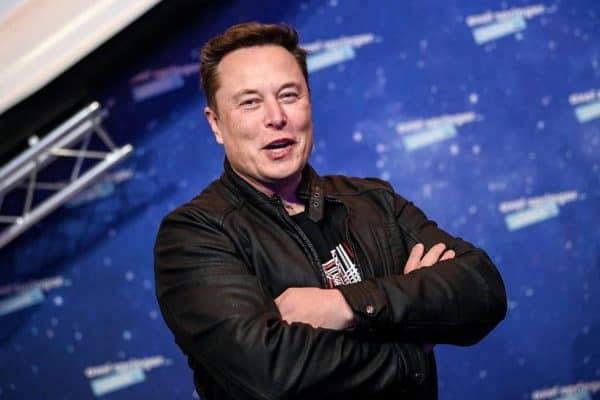 Subastan cartas de amor de Elon Musk en su juventud
