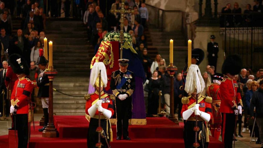 Carlos III y sus hermanos velan el féretro de Isabel II