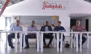 Fabricantes de muebles escolares dicen que butacas que adeudan a Educación fueron adjudicadas de manera irregular