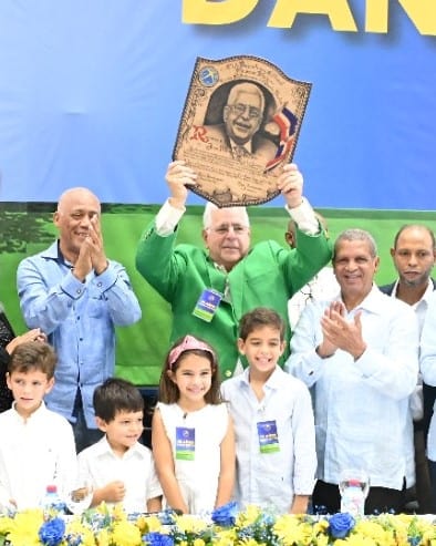 José Mallén levanta la placa que le fue entregado en el desayuno del Club Mauricio Báez,el cual le fue dedicado.
