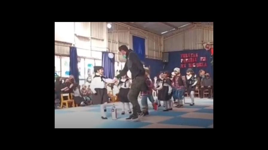 Video | Niña se quedó sin compañero de baile, pero su padre salvó el momento