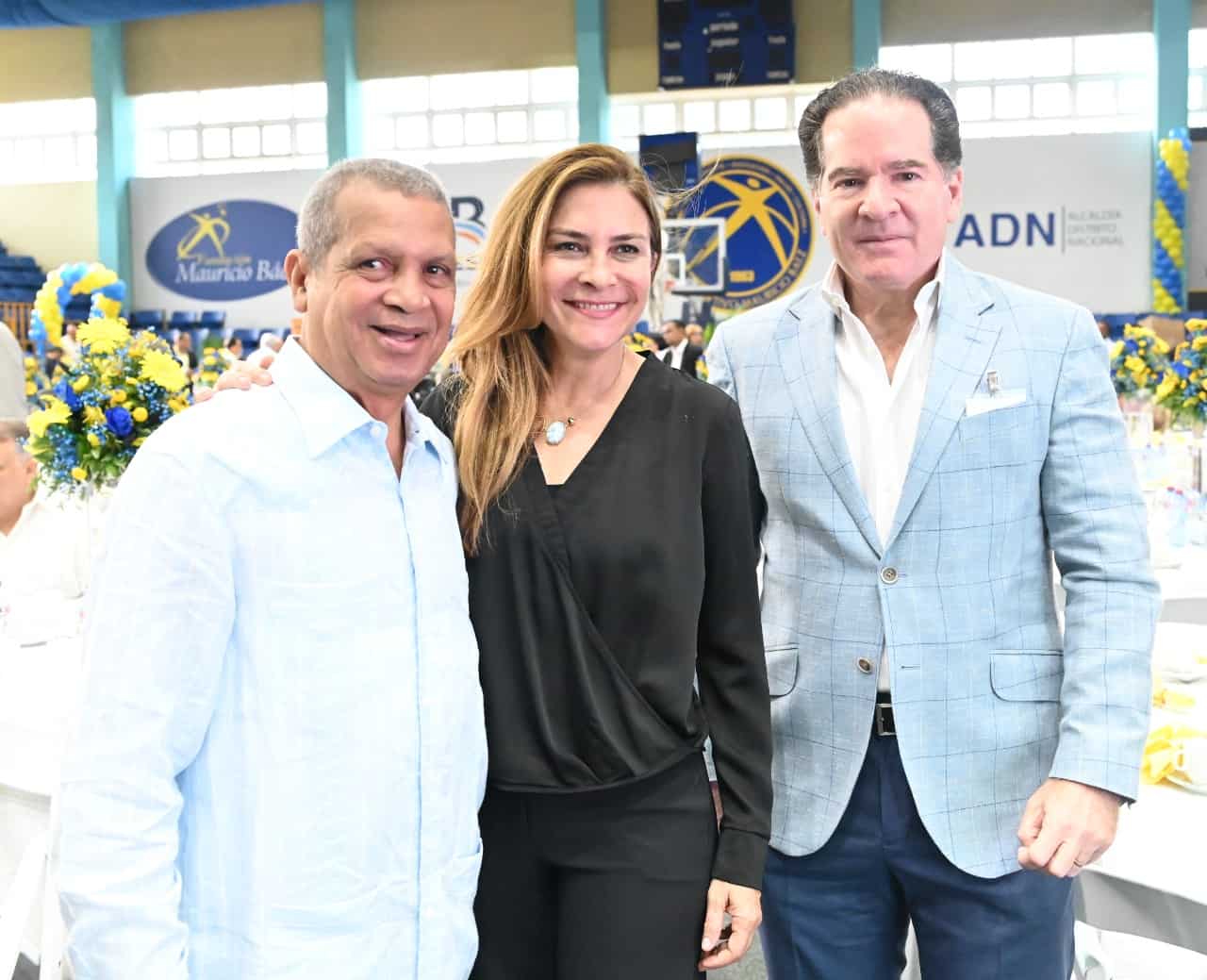 Leo Corporán, Carolina Mejía y Manuel Corripio, durante el desayuno del Club Mauricio Báez