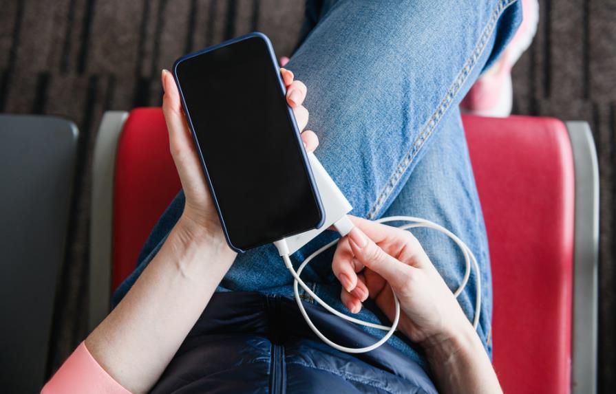 ¿Por qué no deberías cargar tu celular en el aeropuerto?